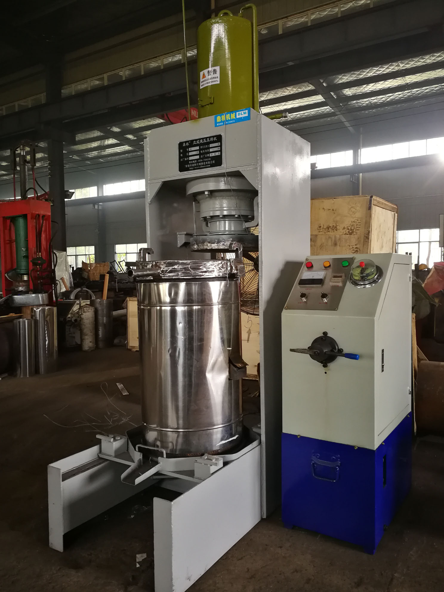 不銹鋼超高壓立式液壓壓榨機(jī)，果汁壓榨機(jī)，果渣壓榨機(jī)，藥材壓榨，油渣處理，白土壓榨